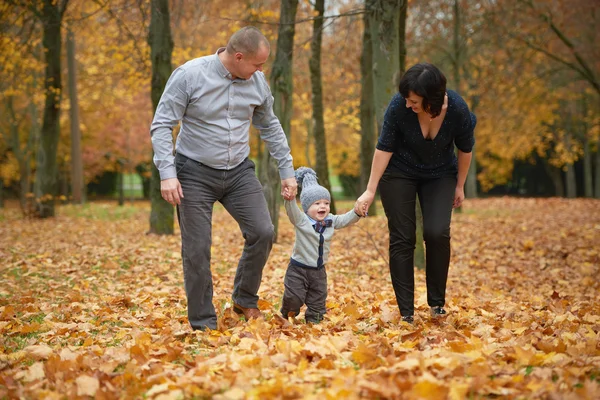 Famille heureuse dans le parc d'automne — Photo