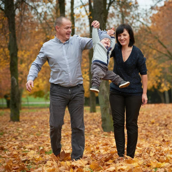 Família feliz no parque de outono — Fotografia de Stock