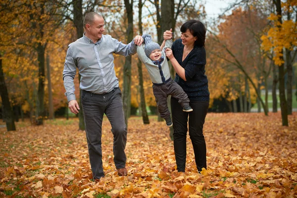 Famille heureuse dans le parc d'automne — Photo