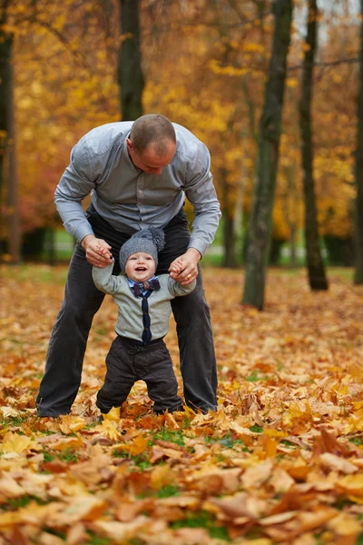 Padre con figlio che cammina nella foresta autunnale — Foto Stock