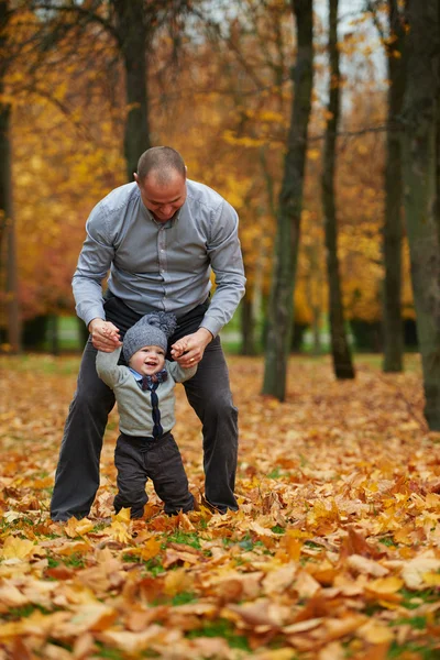 Apa és fia, séta az őszi erdőben — Stock Fotó
