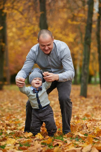 Far med son gå i höst skog — Stockfoto