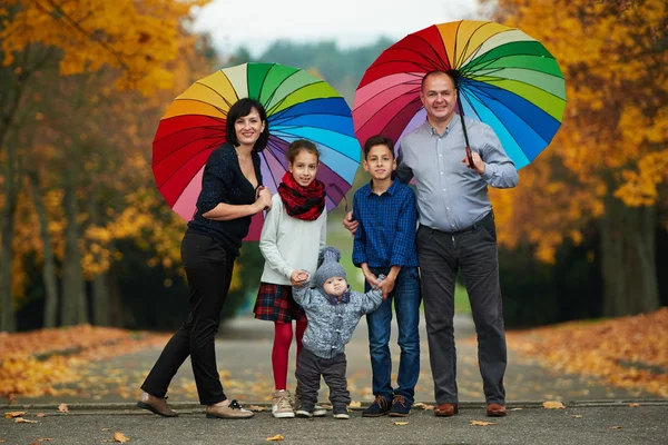 Família feliz no parque de outono — Fotografia de Stock