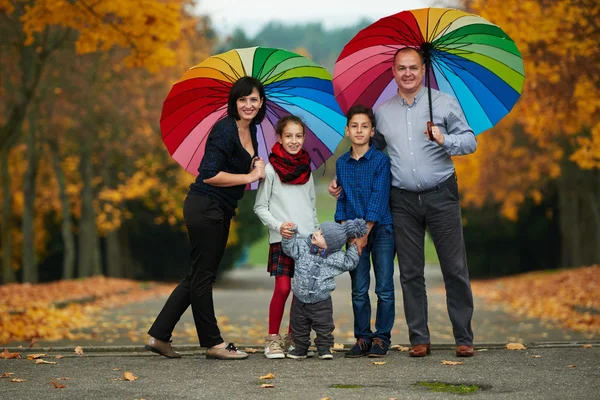 Família feliz no parque de outono — Fotografia de Stock