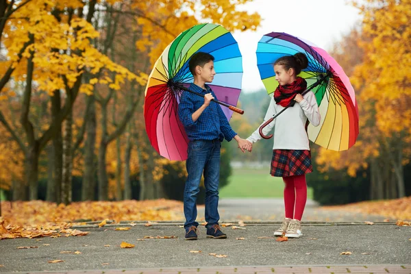 Menino e menina no parque de outono — Fotografia de Stock