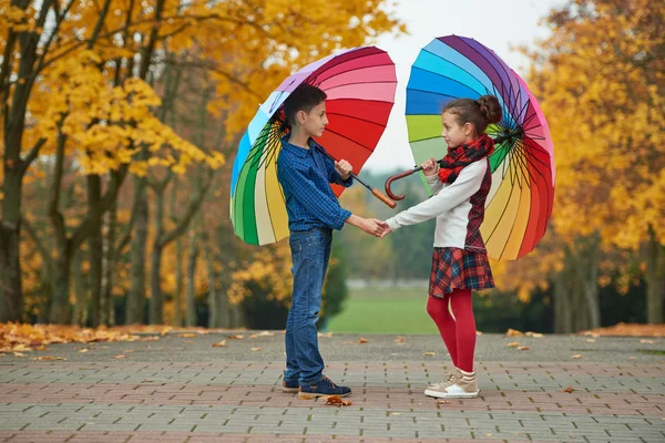 Мальчик и девочка в осеннем парке — стоковое фото