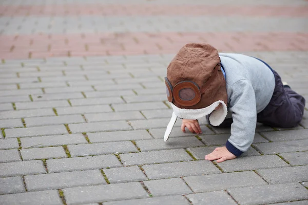 Kleine jongen in helm pilot portret — Stockfoto