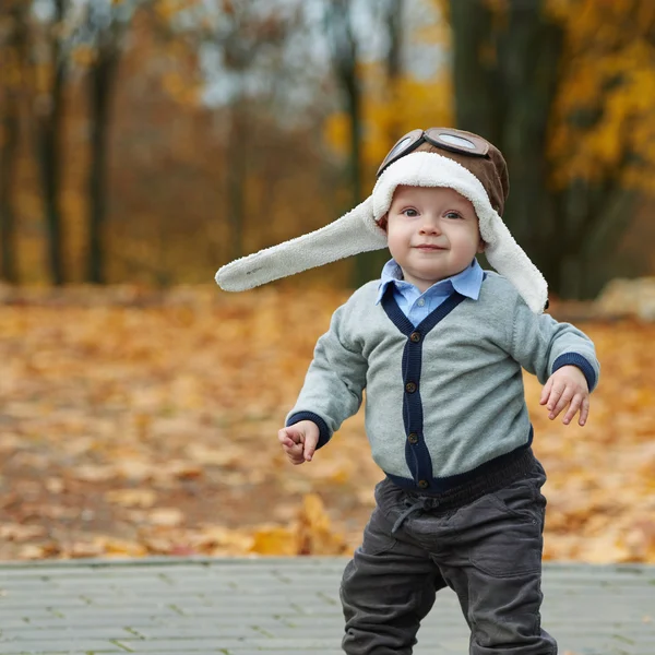 Kleiner Junge im Helm Pilotenporträt — Stockfoto