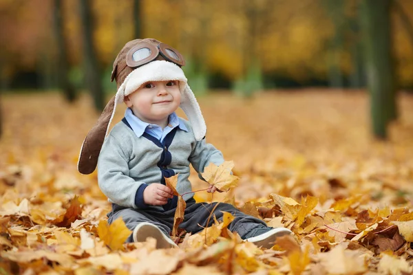 Liten pojke i hjälm pilot — Stockfoto