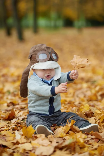 Kleine jongen in helm piloot — Stockfoto