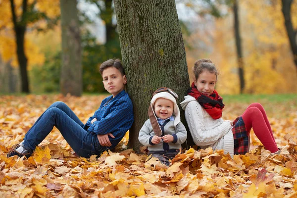 Niños felices en el parque de otoño — Foto de Stock