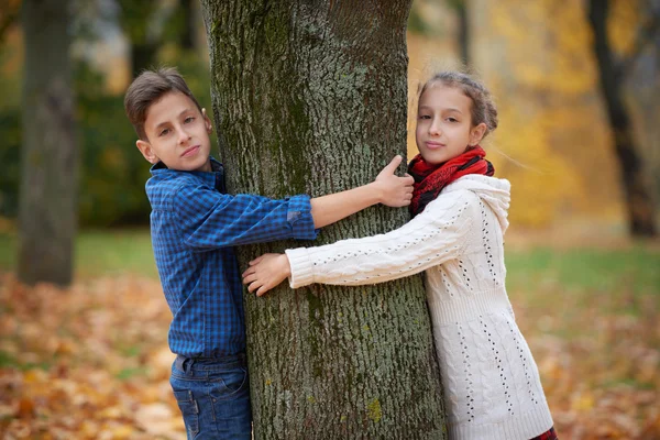 Pojke och flicka i höst park — Stockfoto