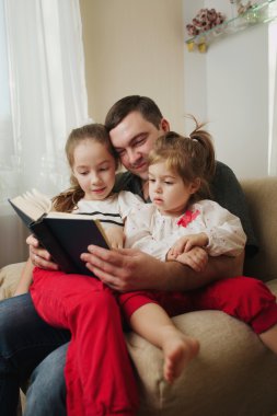 Babası ve kızı evde.