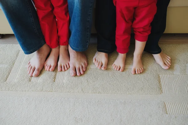 Ξυπόλητη οικογένεια πόδια στο σπίτι — Φωτογραφία Αρχείου