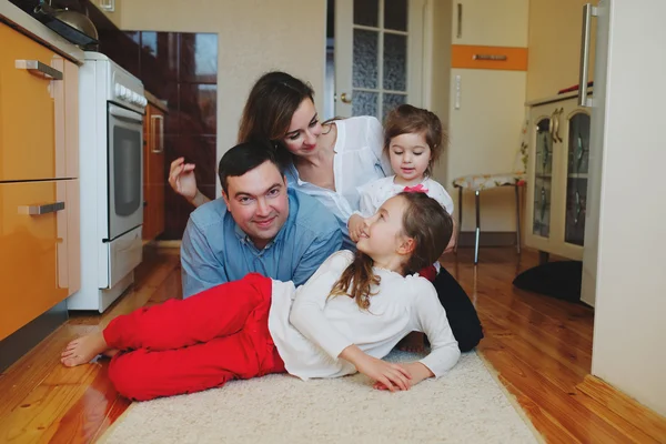 Familia feliz en casa en el suelo —  Fotos de Stock