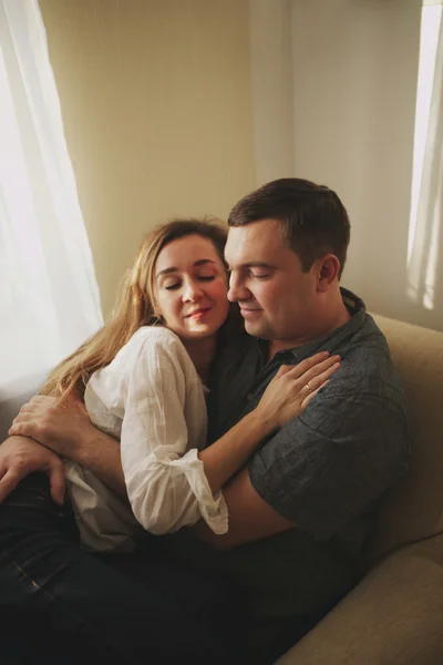 Mann und Frau umarmen sich — Stockfoto