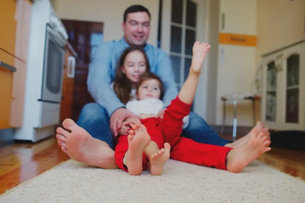 Familia feliz en casa en el suelo —  Fotos de Stock