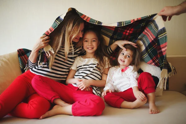 Hermosa madre e hija en casa —  Fotos de Stock