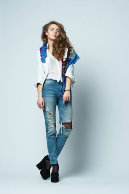 Uzun saçlı güzel kız.