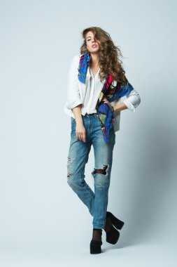 Uzun saçlı güzel kız.