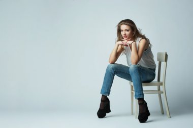 uzun saçlı poz ile güzel kız