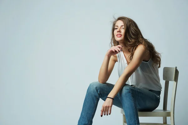 Hermosa chica con el pelo largo posando — Foto de Stock