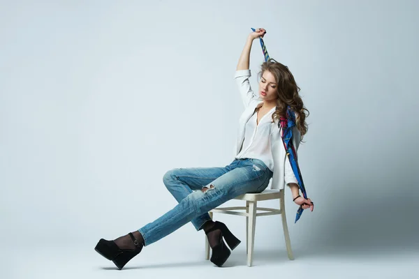 Hermosa chica con el pelo largo posando — Foto de Stock