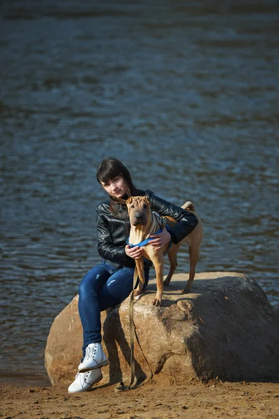 Fille avec chien dans le parc — Photo