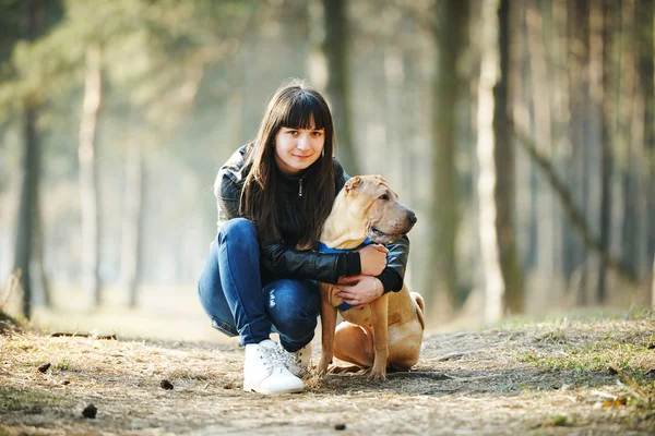Lány kutyával a parkban — Stock Fotó