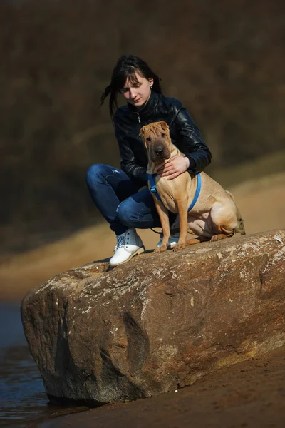 Fille avec chien dans le parc — Photo