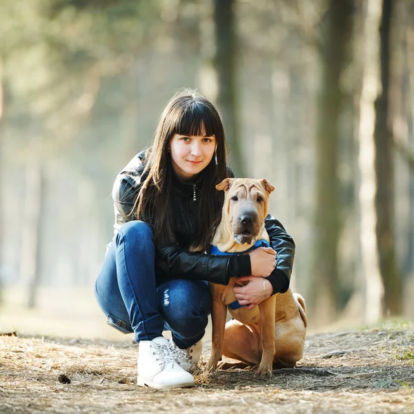 Fille avec chien dans le parc — Photo