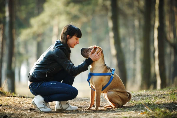 Menina com cão no parque — Fotografia de Stock