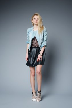 genç güzel sarışın hippi kız