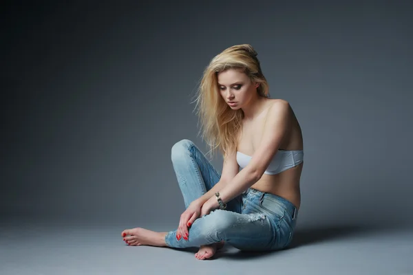 Портрет блондинки сексуальной девушки — стоковое фото