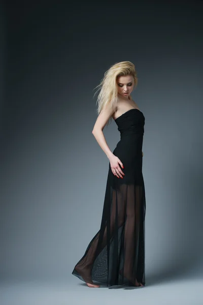 Hermosa mujer de moda en vestido negro —  Fotos de Stock