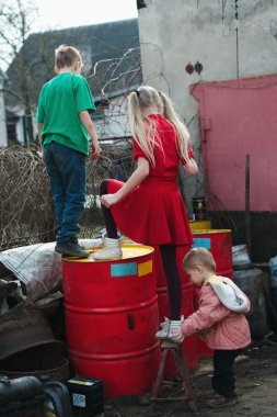 çocuklar döküm davul çalmak