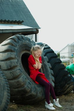 Kız oynamaktan çöplükte saklambaç