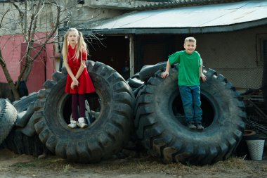 Çocuklar oynarken hurdalık lastikleri