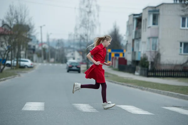 Átkelés az utcán a crosswalk gyermekek — Stock Fotó