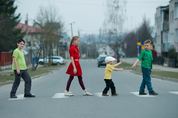 Enfants traversant la rue sur un passage piétonnier — Photo