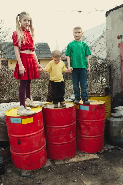 Enfants jouent à la benne à tambour — Photo