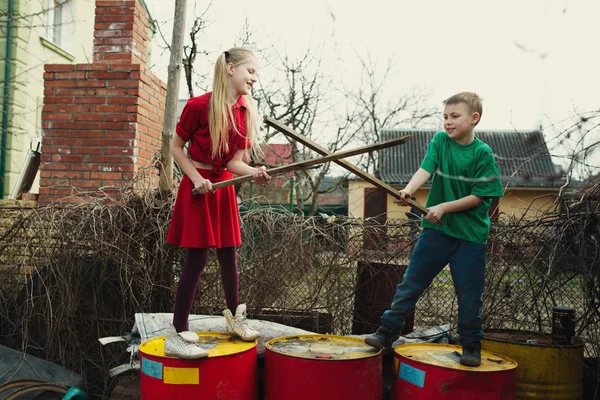 Kinder spielen auf Mülltrommeln — Stockfoto