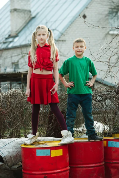 Enfants jouent à la benne à tambour — Photo