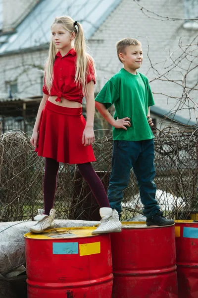 Children play at dump drums — Stock Photo, Image