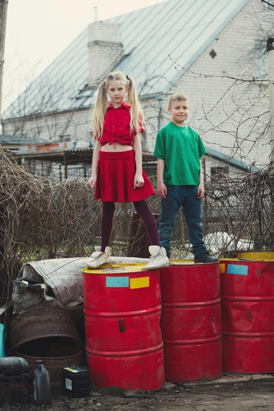 Kinder spielen auf Mülltrommeln — Stockfoto