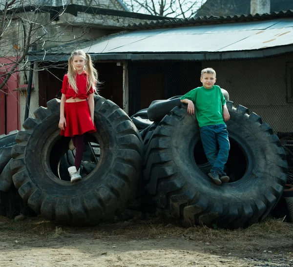 Children playing in junkyard tires — Stock Photo, Image