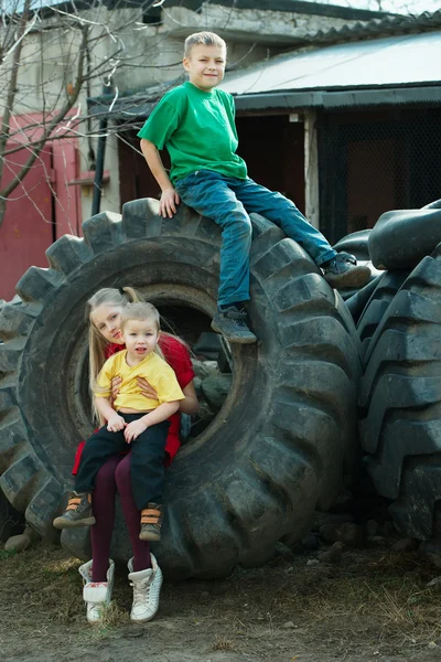 Enfants jouant dans des pneus de dépotoir — Photo