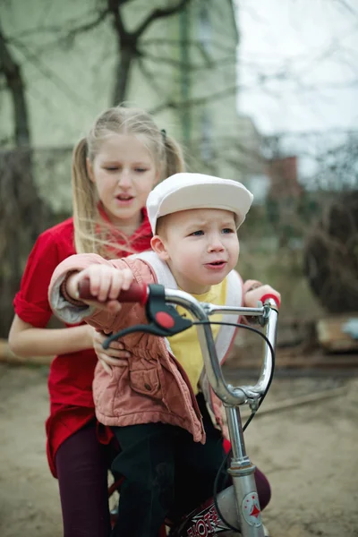 Kinder fahren auf Fahrrad im Hof — Stockfoto