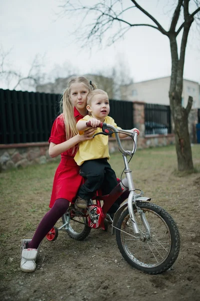 Crianças passeio de bicicleta no quintal — Fotografia de Stock