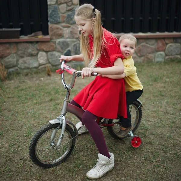 子供が庭で自転車に乗る — ストック写真